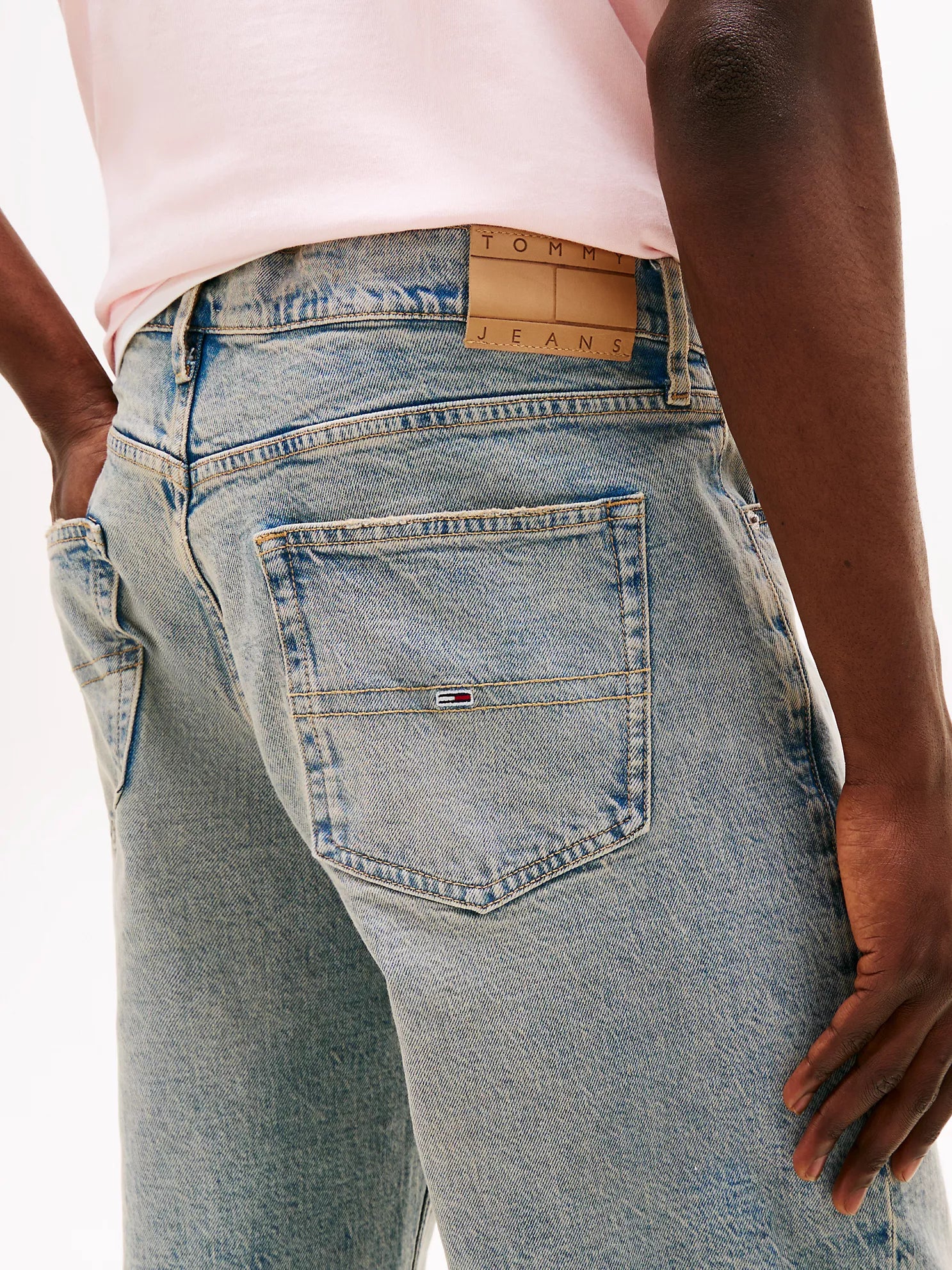 Tommy Jeans Loose-Straight Jean