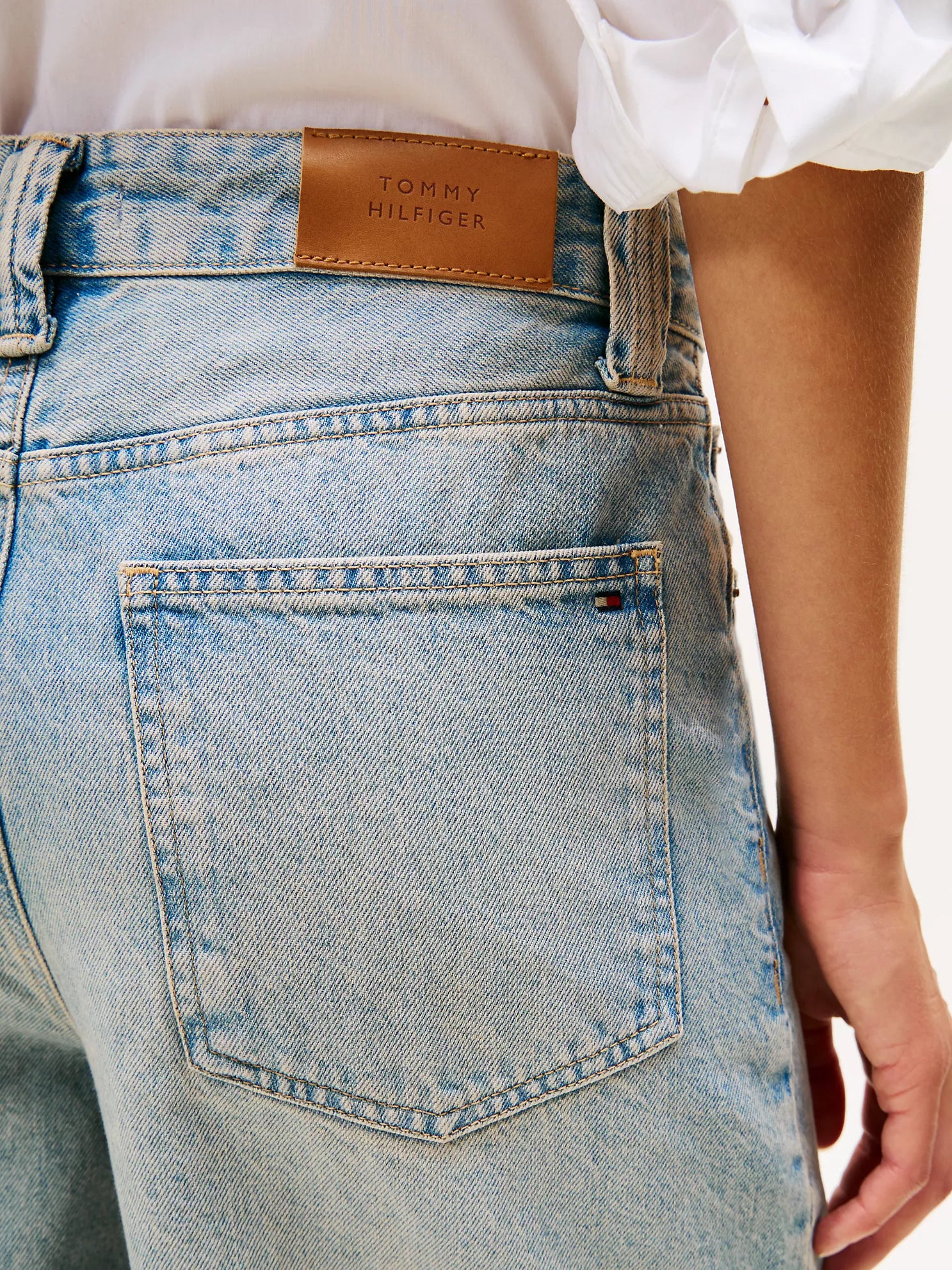 TOMMY HILFIGER Mid-Rise Relaxed Barrel Leg Jean